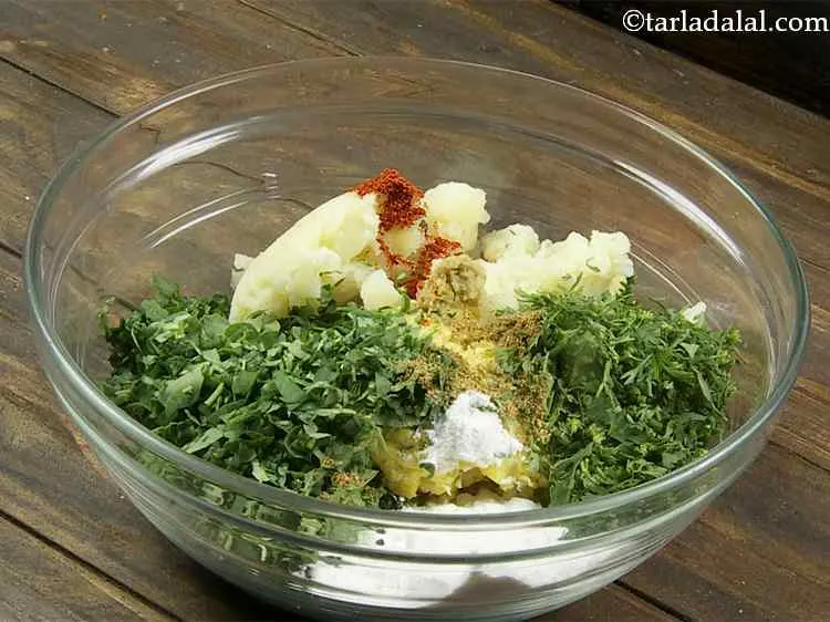 Step 8 – For the crispiness, we will add rice flour.