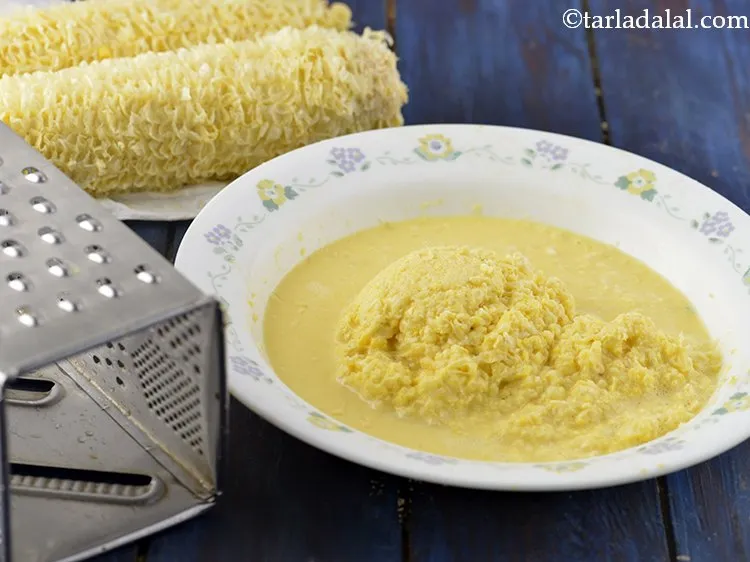 स्टेप 2 – एक ग्रेटर का उपयोग करके मकई के भुट्टे को कद्दूकस …