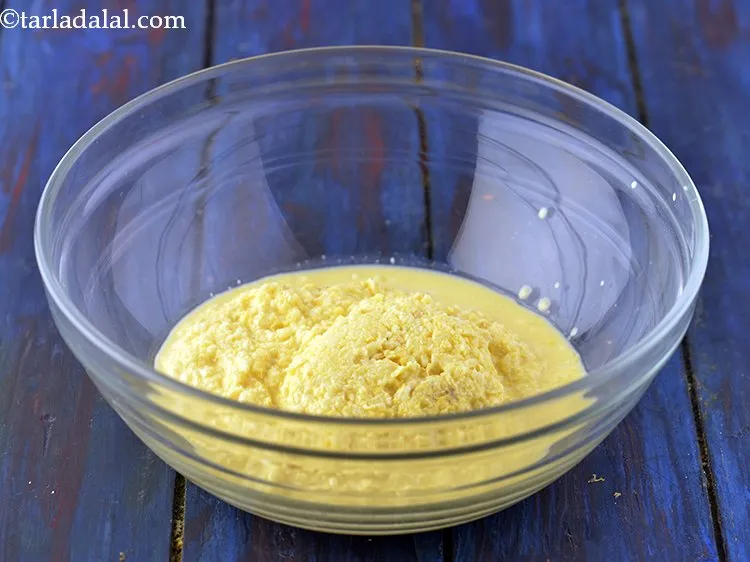 स्टेप 3 – <strong>मकई पकोड़े</strong> का मिश्रण तैयार करने के लिए एक गहरा …