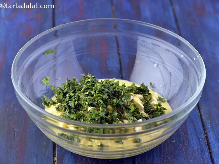 स्टेप 5 – बारीक कटा हुआ हरा धनिया डालें। बारीक कटा हुआ प्याज, …