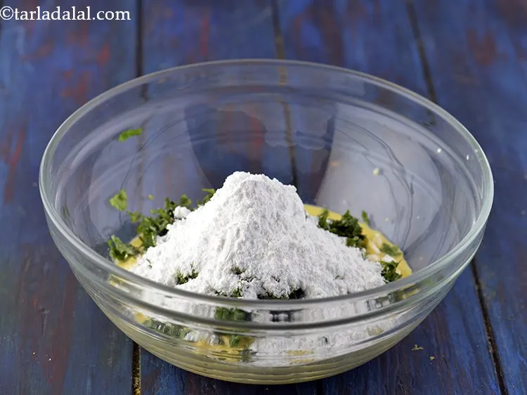 स्टेप 7 – <div> चावल का आटा डालें। ये न केवल सभी सामग्रियों …