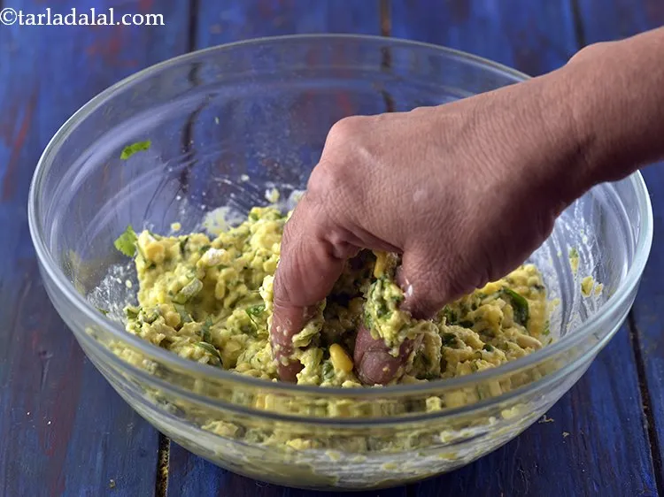 स्टेप 9 – अच्छी तरह से मिलाएं और हमारा <strong>मकई पकोडे</strong> का मिश्रण …