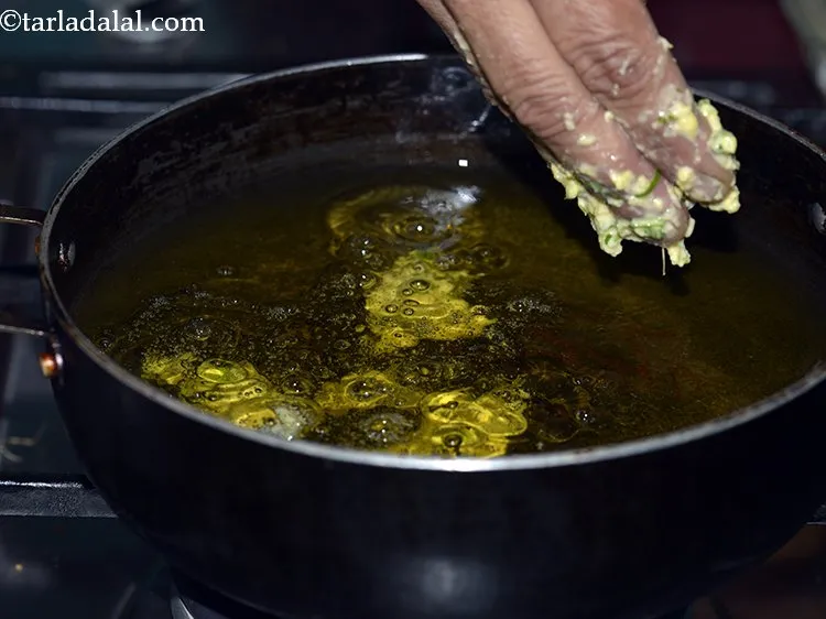 स्टेप 10 – कढ़ाही में तेल गरम करें। तेल गरम है या नहीं …