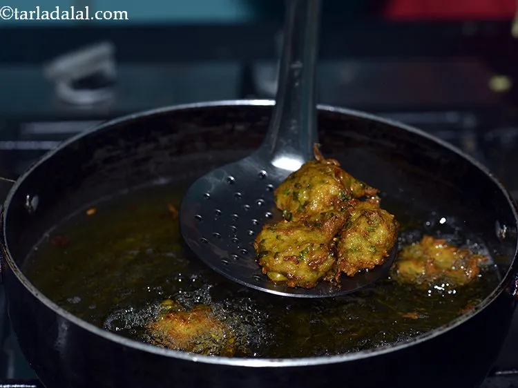 स्टेप 11 – ६ से ८ <strong>कॉर्न पकोड़े (कॉर्न पकोड़ा, कॉर्न भजिया)</strong> को …