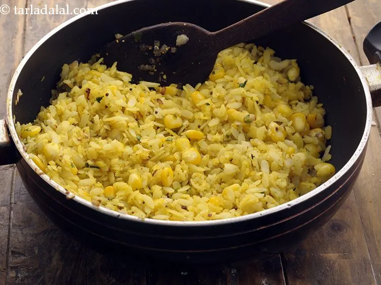 Step 15 – Mix&nbsp;&nbsp;<strong>corn poha&nbsp;</strong>well and cook on a medium flame for 1-2 minutes.
