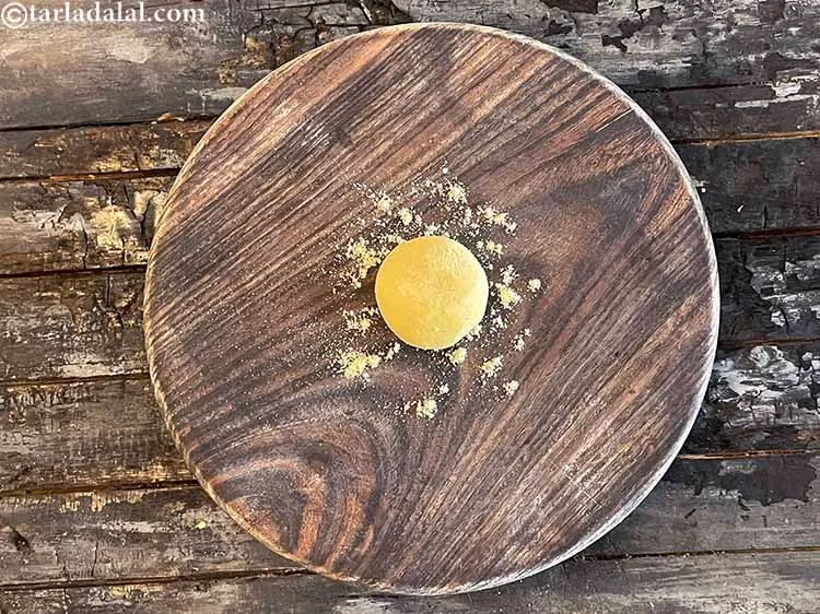 स्टेप 14 – आटे का एक भाग लें और इसे चपटा करें।