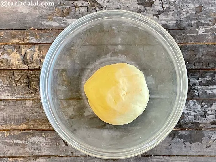 स्टेप 10 – फिर से आटे को गूंध लें।