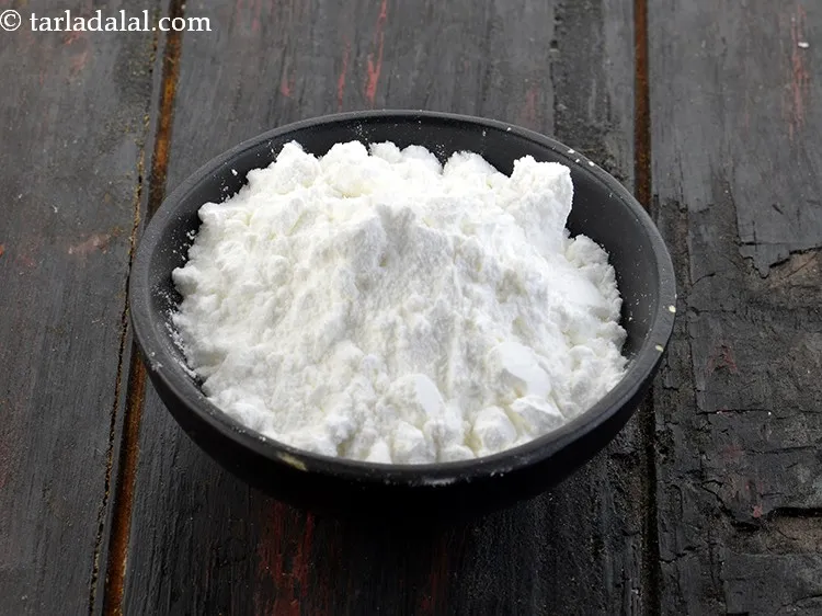 स्टेप 11 – १/४ कप <a href=""https://www.tarladalal.com/glossary-cornflour-cornstarch-maize-starch-corn-flour-hindi-112i"">कॉर्नफ्लोर</a> डालें।