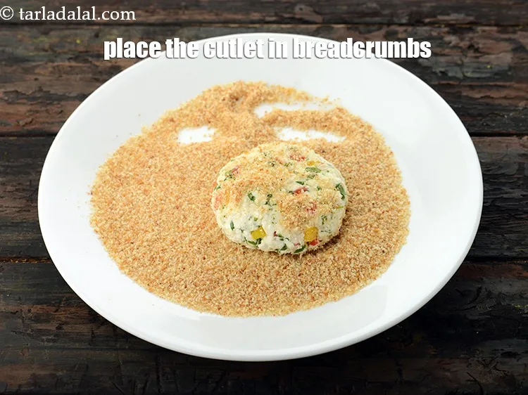 Step 19 – Place the cutlet in breadcrumbs.&nbsp;