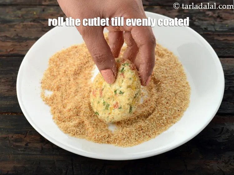Step 20 – Roll the cutlet in <a href="https://www.tarladalal.com/glossary-bread-crumbs-breadcrumbs-222i">bread crumbs</a>&nbsp;till it is evenly coated from both the sides.