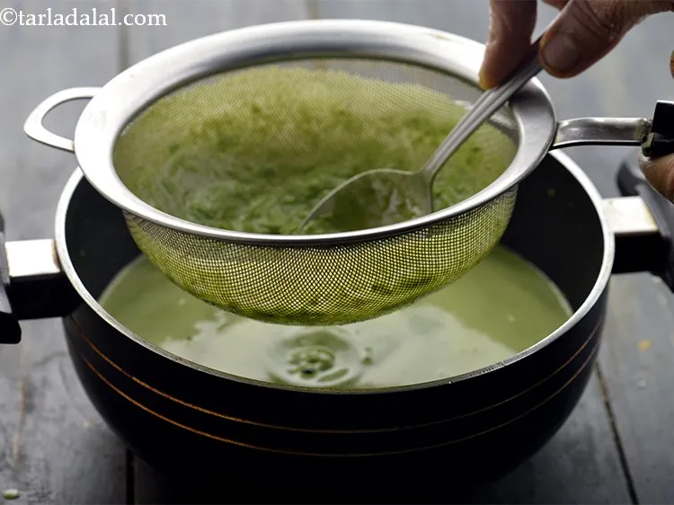 Step 19 – Strain the spinach pur&eacute;e with help of a sieve.