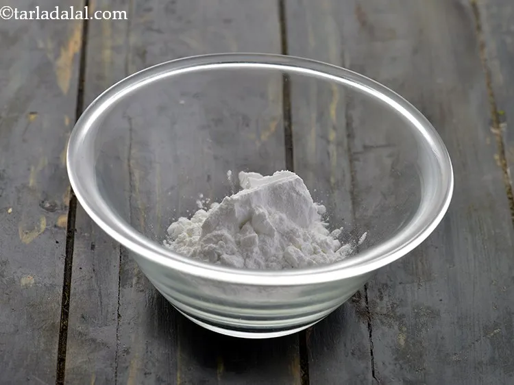 स्टेप 4 – कॉर्नफ्लोर का घोल बनाने के लिए, एक छोटी कटोरी में …