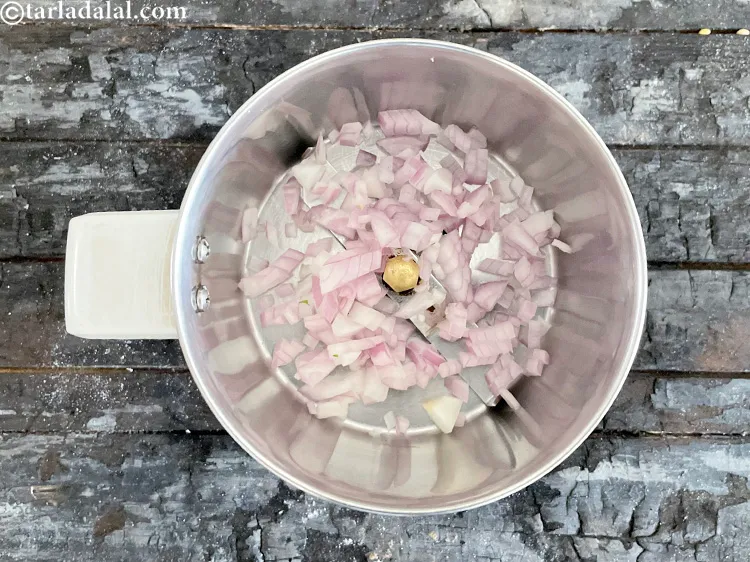 स्टेप 8 – मिक्सर में १/४ कप मोटे <a href=""https://www.tarladalal.com/glossary-chopped-onions-hindi-722i"">कटा हुआ प्याज</a> डालें।