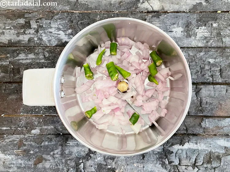 स्टेप 9 – १ <a href=""https://www.tarladalal.com/glossary-green-chillies-hari-mirch-hindi-331i"">हरी मिर्च</a> डालें, मोटे तौर पर कटी हुई। …