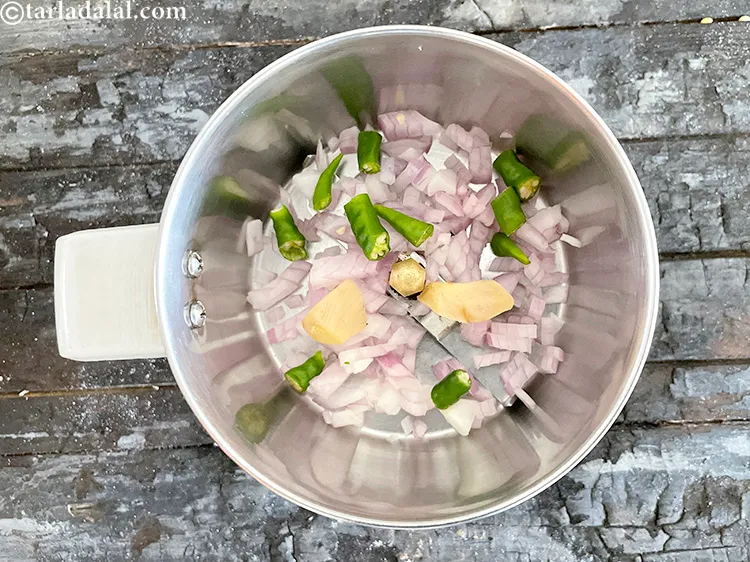 स्टेप 10 – २ छोटे <a href=""https://www.tarladalal.com/glossary-ginger-adrak-hindi-453i"">अदरक</a> के टुकड़े डालें।