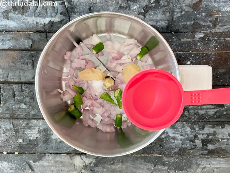 स्टेप 12 – थोड़ा पानी डालें। हमने १ टेबल-स्पून पानी का इस्तेमाल किया …