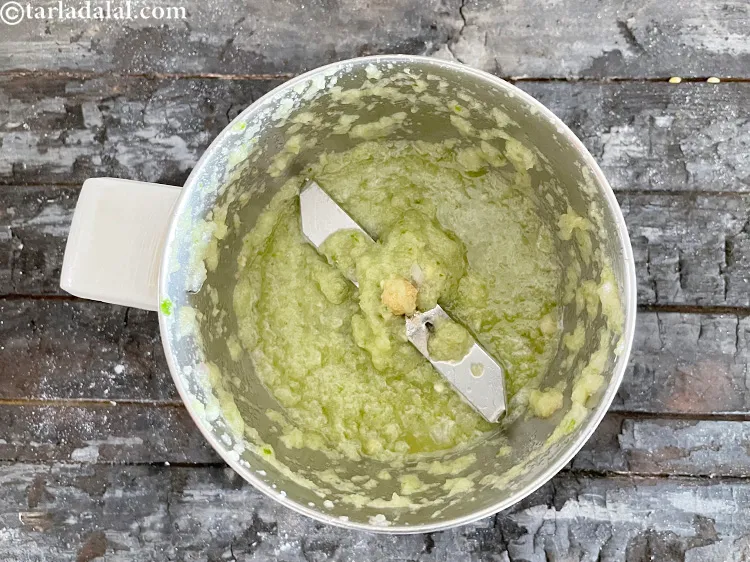 स्टेप 13 – एक मुलायम पेस्ट बनाने के लिए अच्छी तरह पीस लें।