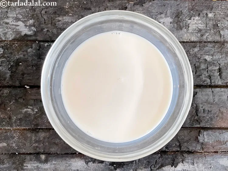 स्टेप 15 – एक कांच के कटोरे में १/२ कप ठंडा <a href=""https://www.tarladalal.com/glossary-milk-doodh-full-fat-milk-buffalo-milk-full-cream-milk-hindi-514i"">दूध</a> …