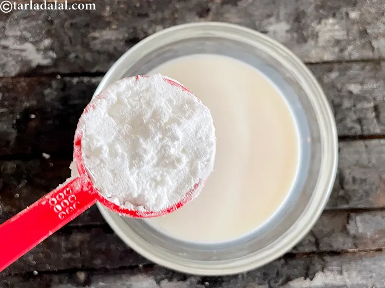 स्टेप 16 – १ टेबल-स्पून <a href=""https://www.tarladalal.com/glossary-cornflour-cornstarch-maize-starch-corn-flour-hindi-112i"">कॉर्नफ्लोर</a> डालें।