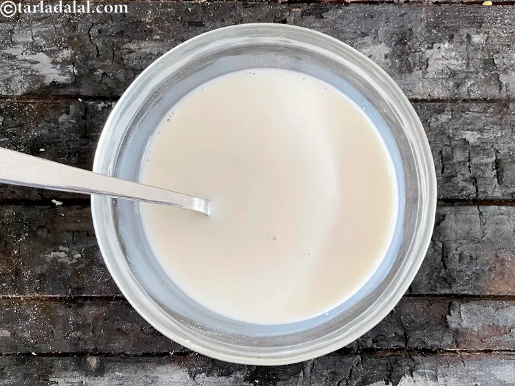 स्टेप 17 – कॉर्नफ्लोर के घुलने तक अच्छी तरह मिलाएं।