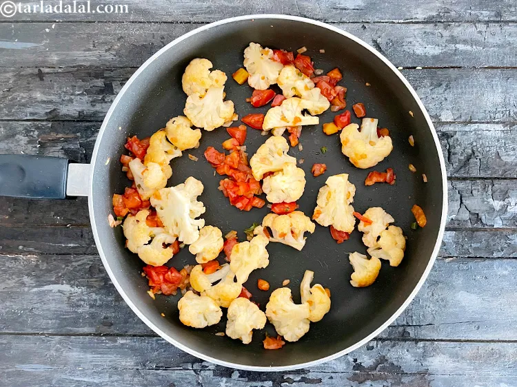 स्टेप 28 – मध्यम आंच पर बीच-बीच में हिलाते हुए १ से २ …