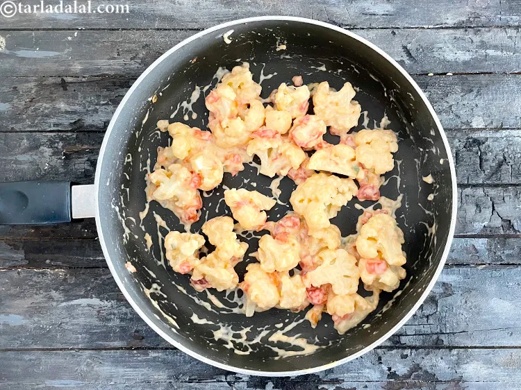 स्टेप 30 – मध्यम आंच पर लगातार हिलाते हुए २ मिनट और पकाएं।