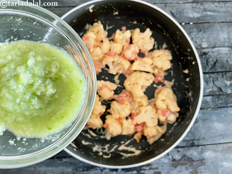 स्टेप 31 – प्याज की पेस्ट डालें।