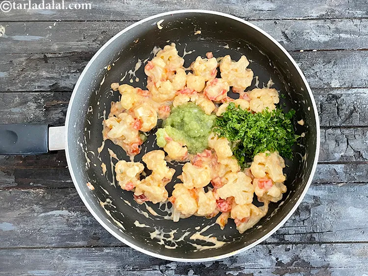 स्टेप 32 – २ टेबल-स्पून बारीक <a href=""https://www.tarladalal.com/glossary-chopped-coriander-hindi-783i"">कटा हुआ हरा धनिया</a> डालें।