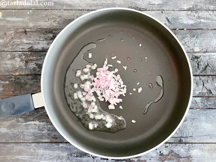 स्टेप 19 – २ टेबल-स्पून बारीक <a href=""https://www.tarladalal.com/glossary-chopped-onions-hindi-722i"">कटा हुआ प्याज</a> डालें।