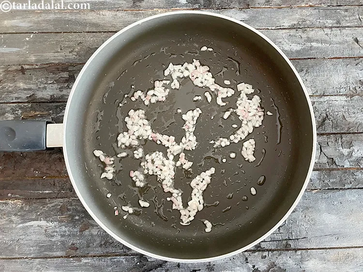 स्टेप 20 – मध्यम आंच पर १ मिनट के लिए भून लें।