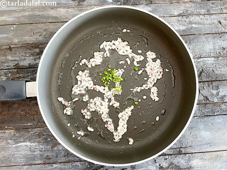 स्टेप 21 – १/२ टी-स्पून बारीक <a href=""https://www.tarladalal.com/glossary-chopped-green-chilli-hindi-820i"">कटी हुई हरी मिर्च</a> डालें।