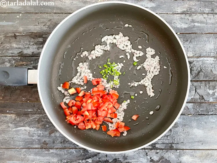 स्टेप 22 – १/२ कप बारीक <a href=""https://www.tarladalal.com/glossary-chopped-tomatoes-hindi-779i"">कटा हुआ टमाटर</a> डालें।