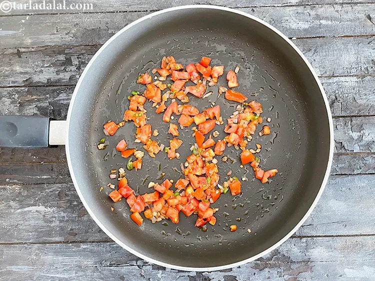 स्टेप 24 – मध्यम आंच पर बीच-बीच में हिलाते हुए १ से २ …