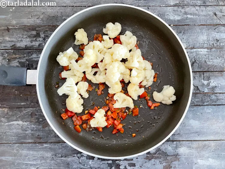 स्टेप 25 – फूलगोभी के फूल डालें।