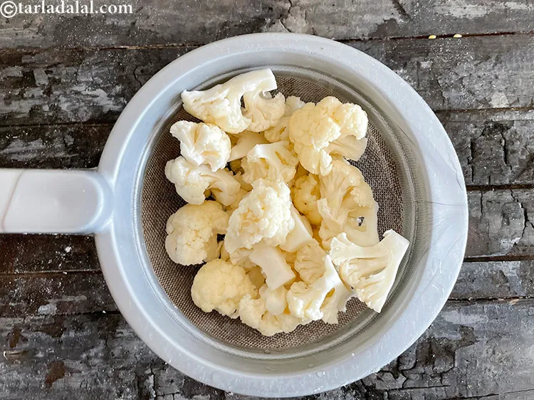 स्टेप 3 – <strong>फूलगोभी को कैसे उबालते है?</strong> १ १/२ कप धुली हुई …