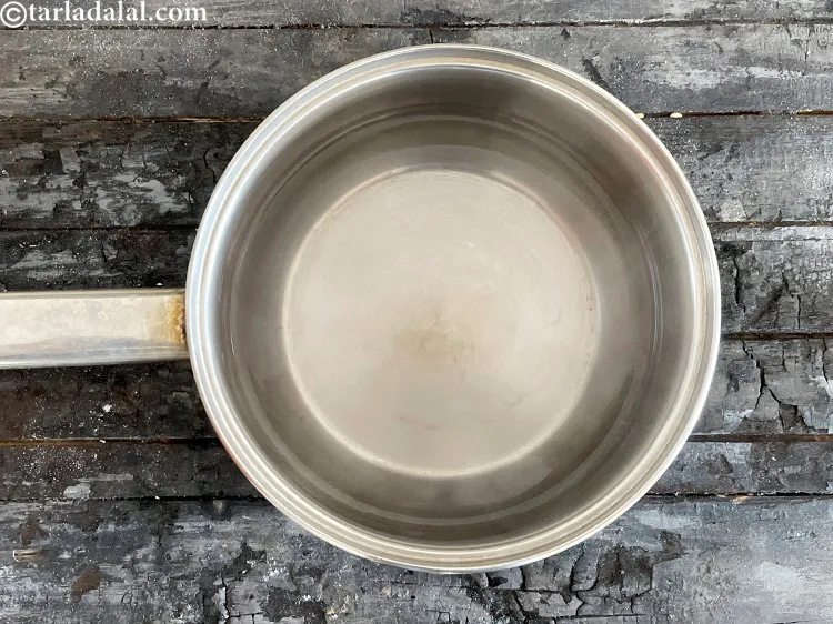 स्टेप 4 – एक पैन में पानी उबाल लें।