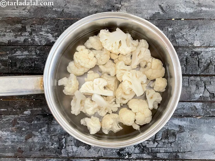 स्टेप 5 – फूलगोभी के फूल डालें।