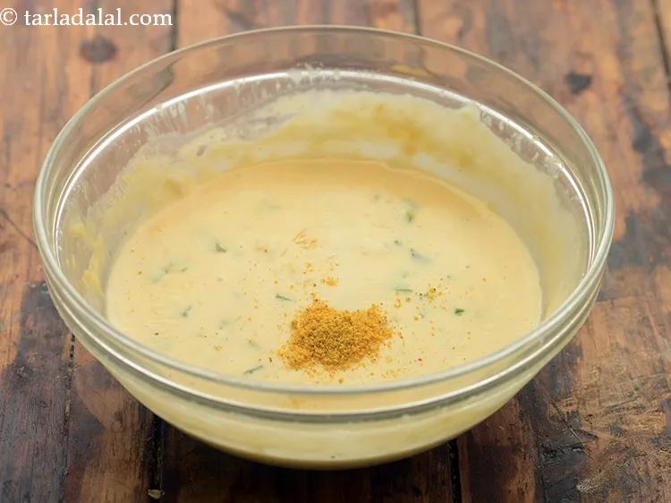 स्टेप 10 – सरसों का पाउडर और बहुत कम नमक डालें। चीज़ में …