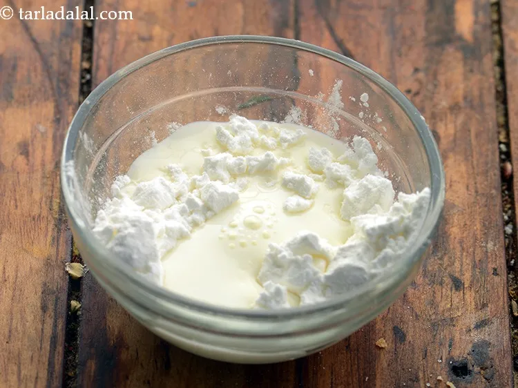 स्टेप 2 – १ टेबलस्पून दूध डालें।