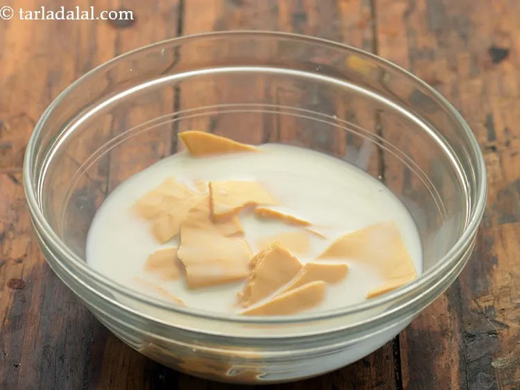 स्टेप 5 – १/२ कप दूध डालें।