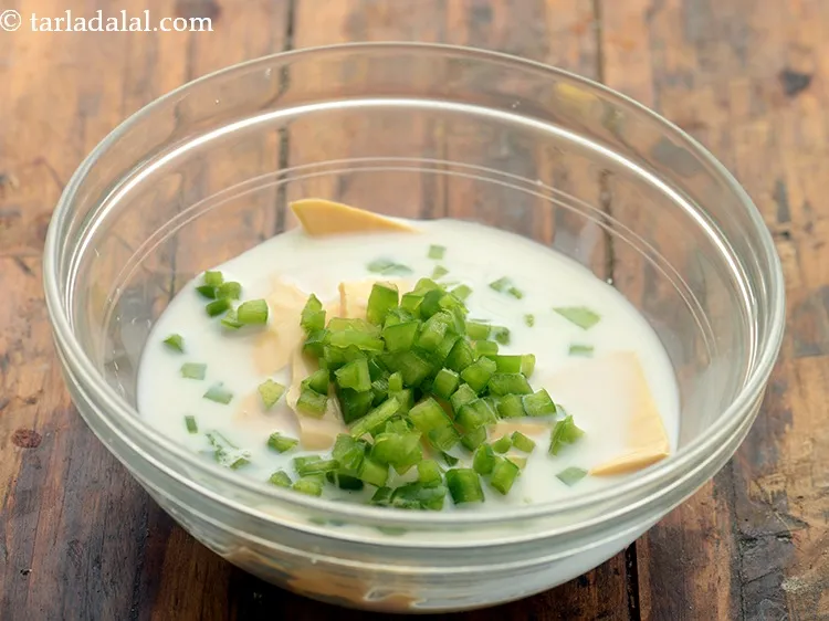 स्टेप 6 – शिमला मिर्च डालें। यह हमारे क्रीमी चीज़ डिप में एक …