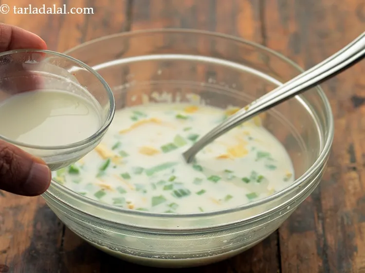 स्टेप 8 – तैयार कॉर्नफ्लोर का मिश्रण डालें। यह क्रीमी चीज़ डिप को …