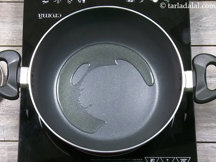 Step 6 – Then to make <strong>creamy pyaaz tamatar,</strong> heat the oil in a deep non-stick pan.&nbsp;