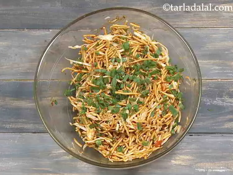Step 14 – Garnish the&nbsp;<strong>Chinese bhel | Mumbai roadside Chinese bhel |</strong>with spring onion greens.&nbsp;