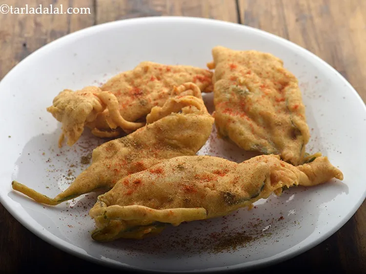 स्टेप 15 – प्रत्येक पत्ते पर मिर्च पाउडर और जीरा पाउडर छिड़कें और …