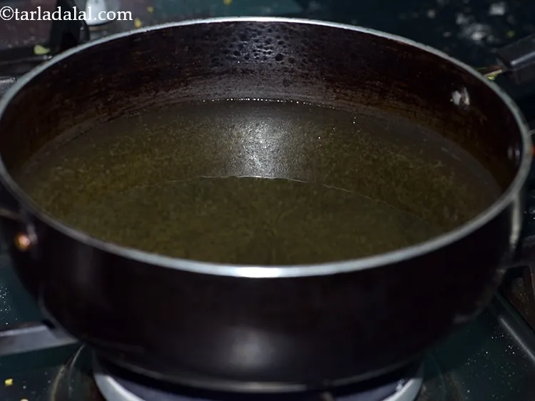 स्टेप 9 – <strong>क्रिस्पी पालक भजिया</strong> को तलने के लिए, एक नॉन-स्टिक कढ़ाही …