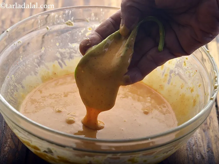 स्टेप 10 – तैयार घोल में पालक की पत्ती डुबोएं और दोनों तरफ …