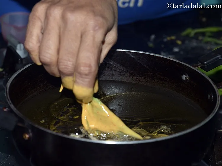 स्टेप 11 – इसे गरम तेल में सावधानी से डालें। इसी तरह, अन्य …