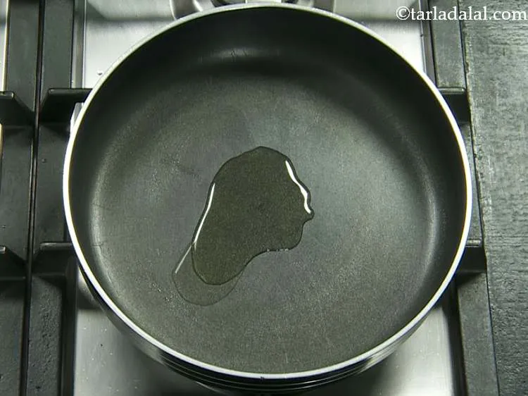 स्टेप 1 – एक चौड़े नॉन-स्टिक पैन में तेल गरम करें।