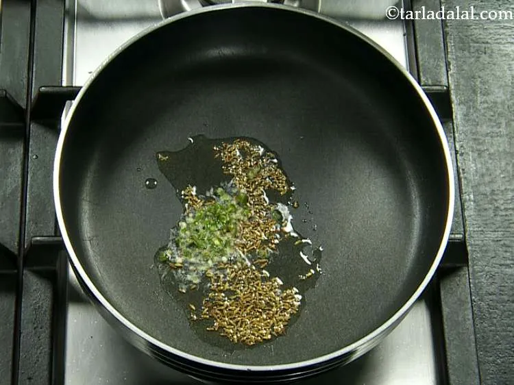 स्टेप 3 – एक बार जब जीरा चटकने लगे, तो मसालेदार किक के …